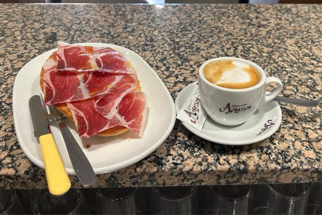 Bar en don benito con una tostada de desayuno